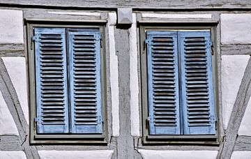 Twee ramen met gesloten blauwe houten luiken van Werner Lehmann