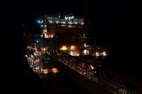 Gasproductieplatform in de nacht