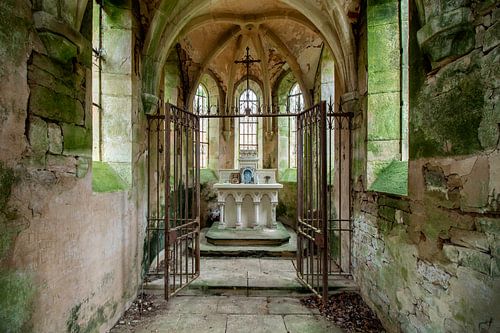 Urbex - Altaar in een verlaten kapel