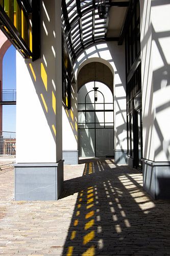 Geel glas projectie van Edith Keijzer