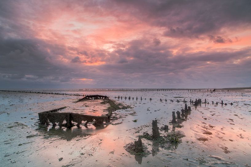 Het wrak van Wierum in het avondlicht van Hillebrand Breuker