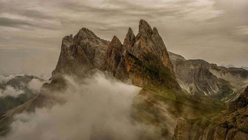 Zwischen Wolken und Stein - Dolomiten - Seceda von Teun Ruijters