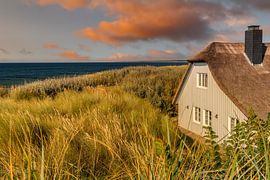 Huis in de duinen in Ahrenshoop bij zonsopgang