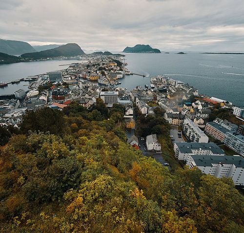 Uitzicht op Ålesund aan het begin van de herfst vanuit het gezichtspunt van de Aksla-berg, Noorwegen