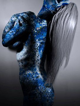Frau mit sexy Bondy-Farbe; nackt in Blau von Atelier Liesjes