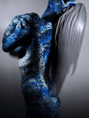 Vrouw met sexy bondypaint; naakt in het blauw