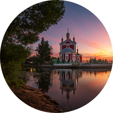 reflectie van kerk in rusland op water tijdens zonsondergang van Rudolfo Dalamicio