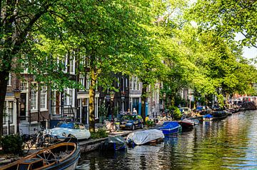 Péniches dans le canal à Amsterdam sur Dieter Walther