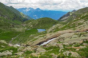 Hochalpine Bergseen und beeindruckende Gipfelkulisse in der ursprünglichen Natur der Meraner Seeplatte in Südtirol.