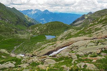 High alpine mountain lakes and impressive mountain peaks in the unspoilt natural surroundings of the Merano lake district in South Tyrol. by Miriam Schwarzfischer Fotografie