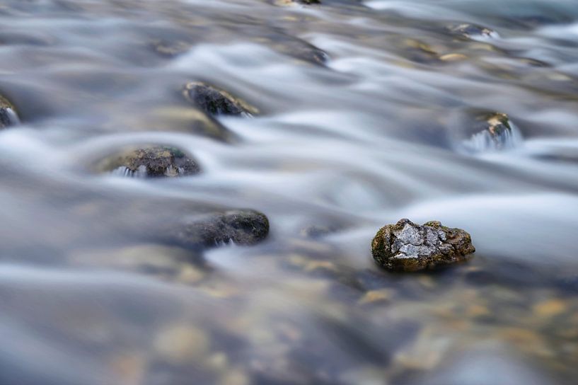 Rivière d'eau Kirghizstan par Laimute Kuriene