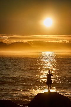 Een zen-moment tijdens de zonsondergang op het strand van Alnes, Noorwegen van qtx