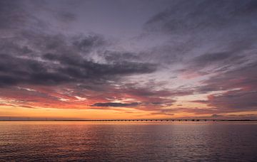 Zeeland-Brücke bei Sonnenuntergang