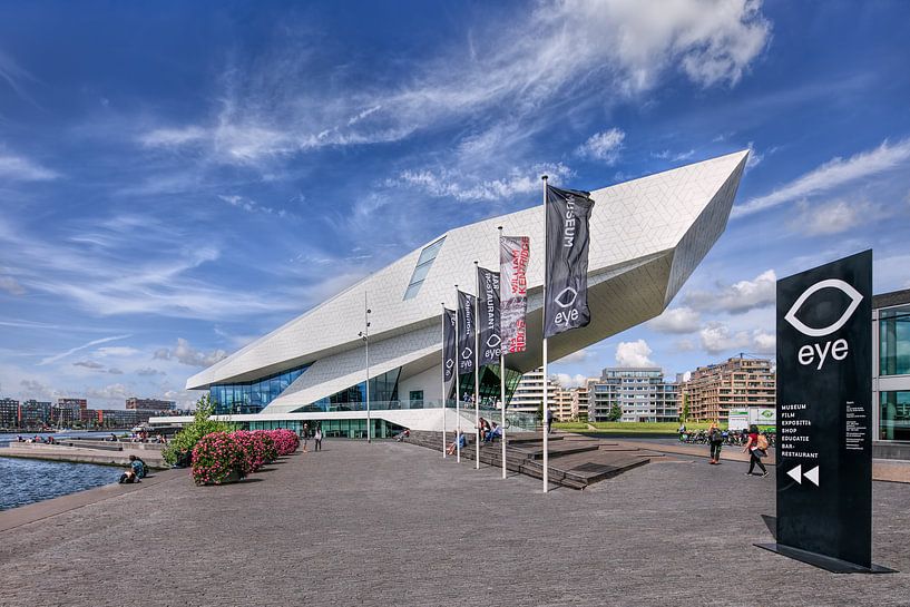 Musée du Film des yeux sur une journée ensoleillée avec un ciel bleu par Tony Vingerhoets