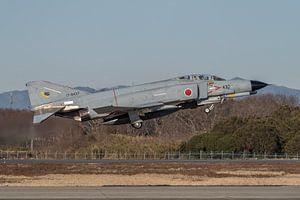 McDonnell Douglas F-4EJ Phantom II der 302 Hikotai während des Starts auf der Hyakuri AFB.
