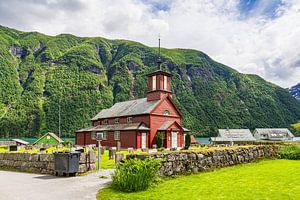 Kirche und Häuser in Fjærland in Norwegen