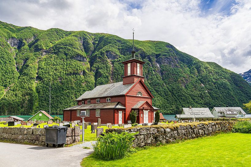 Kerk en huizen in Fjærland in Noorwegen van Rico Ködder