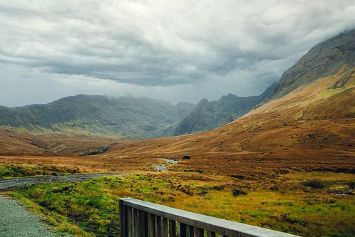 De Highlands, de Schotse Hooglanden, zijn beroemd om hun schilderachtige landschap. Eiland van Skye