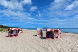 vijf rood-wit gestreepte strandstoelen in Thiessow, Rügen