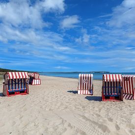 cinq chaises de plage à rayures rouges et blanches à Thiessow, Rügen sur GH Foto & Artdesign