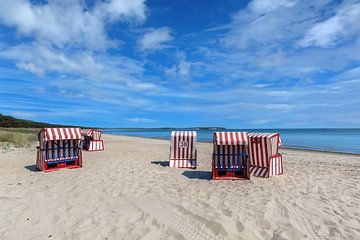 fünf rot-weiß gestreifte Strandkörbe in Thiessow, Rügen