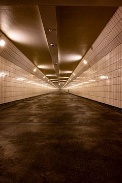 Maastunnel Rotterdam van Mark de Groot