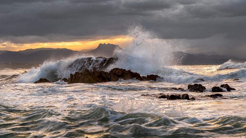 Tanz von Wasser und Licht - zerklüftete Küste Biarritz-Frankreich von Nordwin Alberts / Moving Stills