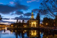 Zijlpoortsbrug en Zijlpoort in Leiden tijdens het blauwe uurtje van Marcel van den Bos thumbnail