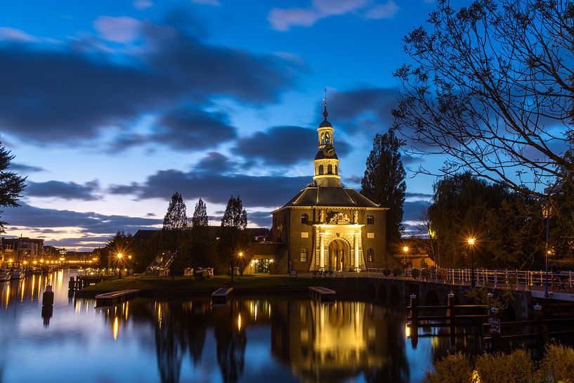 Zijlpoortsbrug en Zijlpoort in Leiden tijdens het blauwe uurtje van Marcel van den Bos