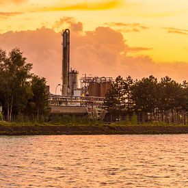 Industry at sunset by Alexis Breugelmans
