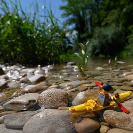 Marionnette Lego dans un paysage naturel avec canoë sur Michel Knikker