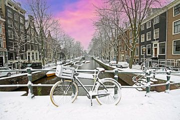 Besneeuwd Amsterdam bij zonsondergang met de Westerkerk in Nederland van Eye on You