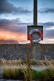 Leben retten auch bei schönen Sonnenuntergängen, Godøy, Norwegen von qtx