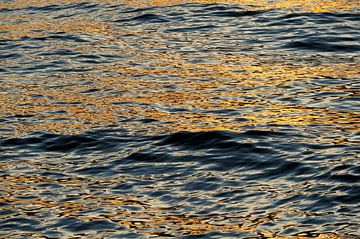 Ondergaande zon reflecterend in het water van Merijn van der Vliet