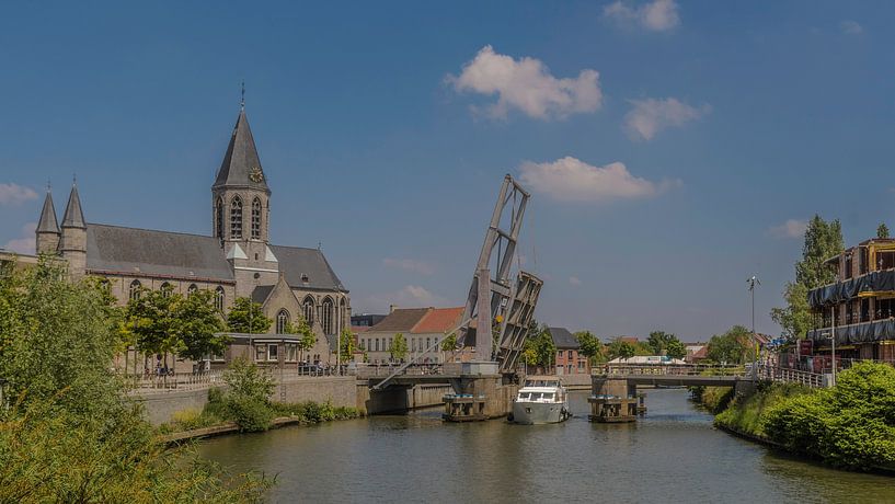Die Kirche von Deinze am Hafen von Freddie de Roeck