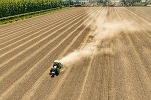 Agriculture avec tracteur sur des terres arables à Hoeksche Waard