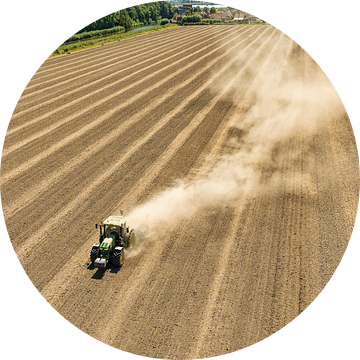 Landbouw met tractor op akkerland in de Hoeksche Waard van Vivo Fotografie