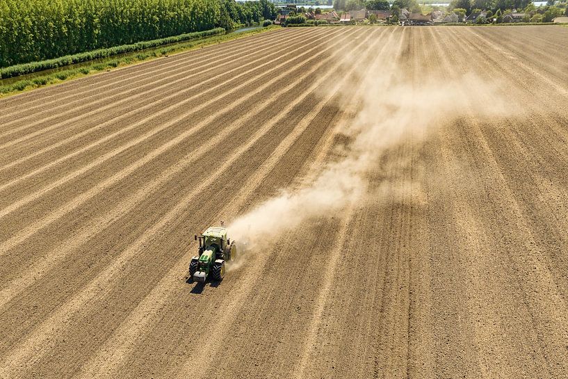 Landbouw met tractor op akkerland in de Hoeksche Waard van Vivo Fotografie