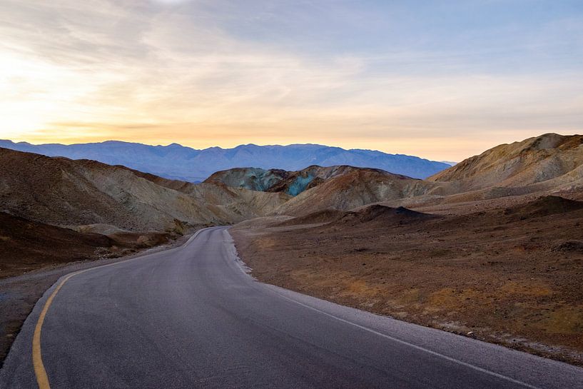 Leere Straße, farbige Berge und Sonnenuntergang in Amerika. von Lidewij Olive
