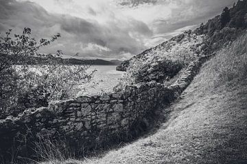 Loch Ness in Schotland. Verlaten idylle bij de stenen muur van Urquhart Castle. van Jakob Baranowski - Photography - Video - Photoshop