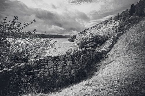 Loch Ness in Schotland. Verlaten idylle bij de stenen muur van Urquhart Castle.