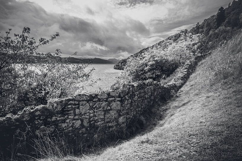 Loch Ness in Schottland. Menschenleere Idylle an der Steinmauer vom Urquhart Castle. von Jakob Baranowski - Photography - Video - Photoshop