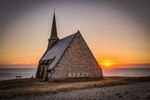 Kapelle Notre Dame in Etretat bei Sonnenuntergang