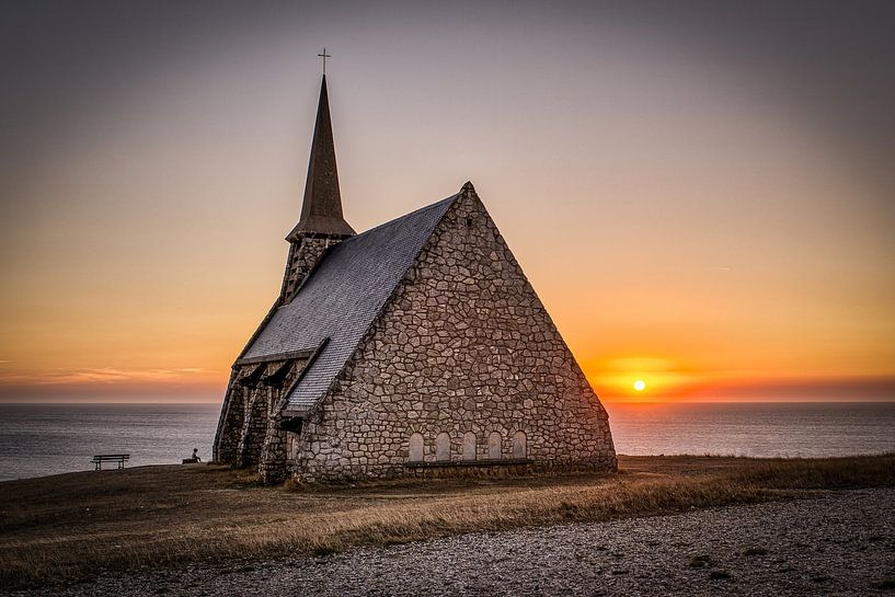Kapelle Notre Dame in Etretat bei Sonnenuntergang von Jim De Sitter