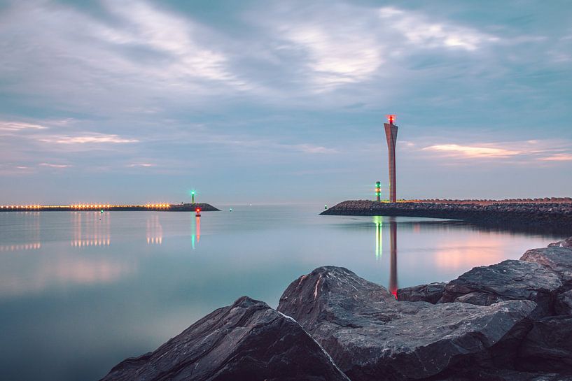 Oostende Oosteroever tijdens blauw kwartier | Landschap | Nachtfotogra van Daan Duvillier | Regio in de Kijker