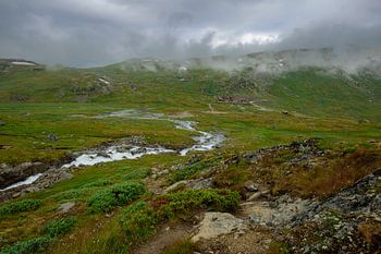 Ein Blick auf die erstaunliche und idyllische norwegische Landschaft. Herbstbild der Berge.