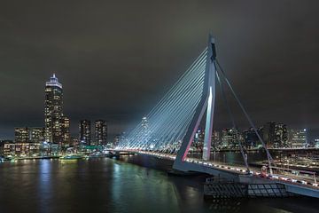 Rotterdam met Erasmusbrug in de avond van Meindert Marinus