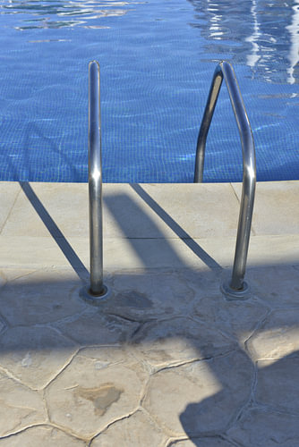A cinema-like atmosphere with a classic pool ladder in the Algarve