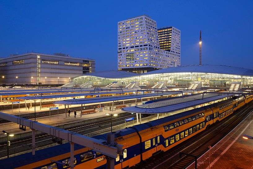 Station Utrecht Centraal en stadskantoor  van Donker Utrecht