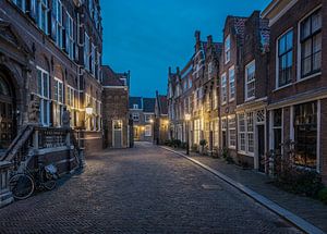 Hofstraat in Dordrecht tijdens het blauwe uur